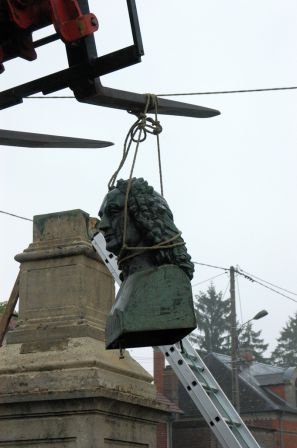 Descente du buste du monument Galland