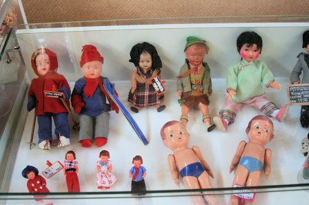 Exposition de poupées anciennes lors du 11e salon des collectionneurs de Rotincia