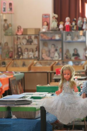 Exposition de poupées anciennes lors du 11e salon des collectionneurs de Rotincia